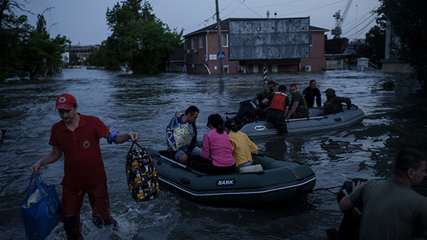 우크라이나 댐 붕괴로 마을 4곳서 1만 9천 동 침수‥"1조 2천억 피해"