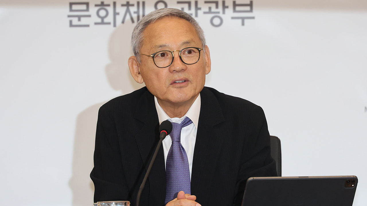 유인촌 "세종대왕 동상뒤 광화문 현판 한글화 논의"