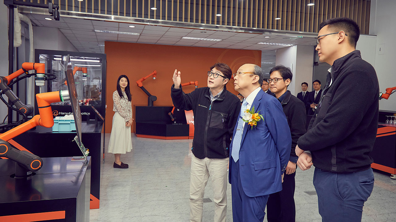 김승연 회장, 한화로보틱스 방문‥"로봇은 그룹 최첨단 산업"