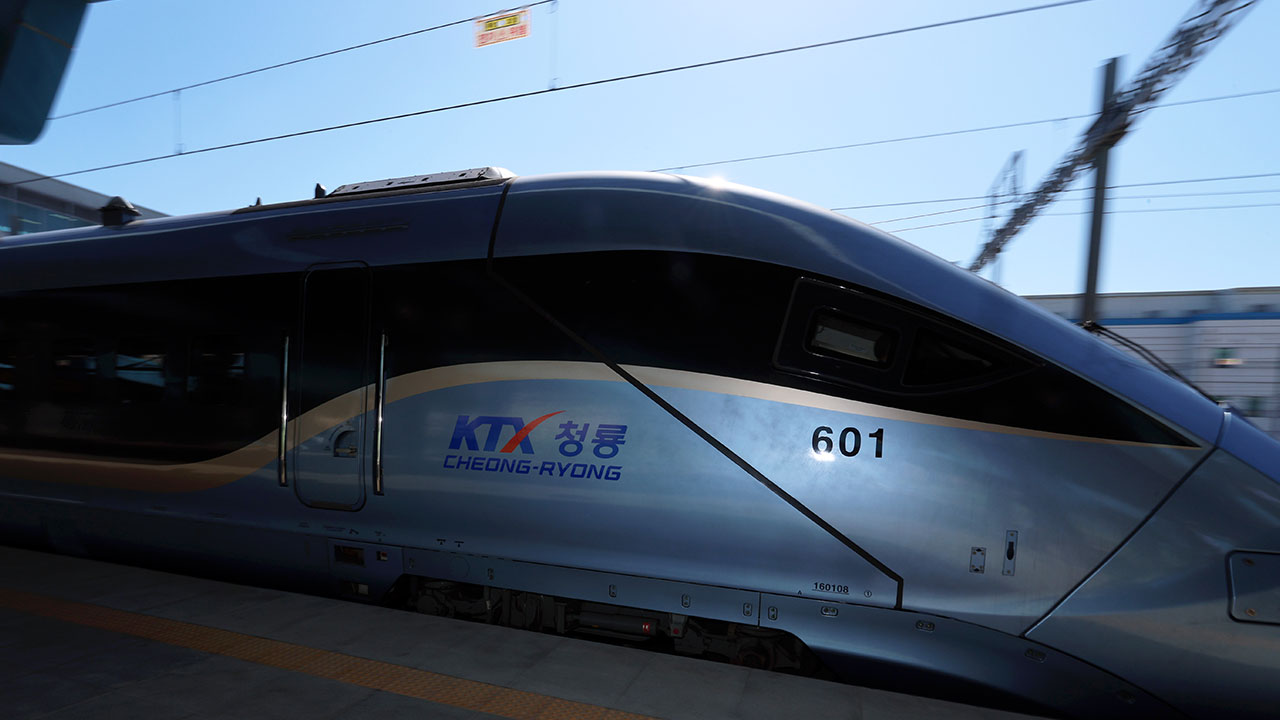 2시간 17분 만에 서울-부산, KTX-청룡 첫 운행 시작