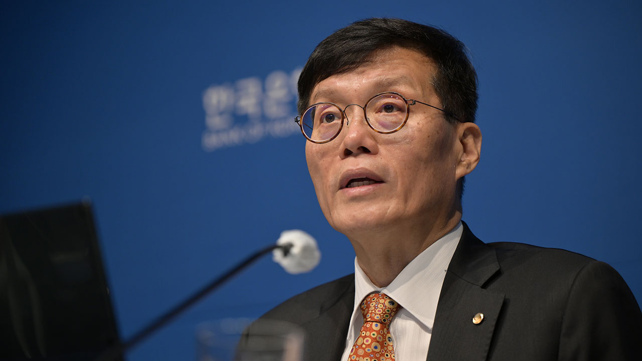 이창용 한은 총재 "금리인하 시기 불확실성 커져"