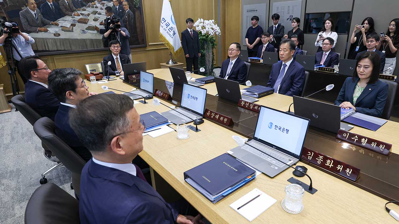 금통위원들 "물가·환율 불안‥긴축 유지"