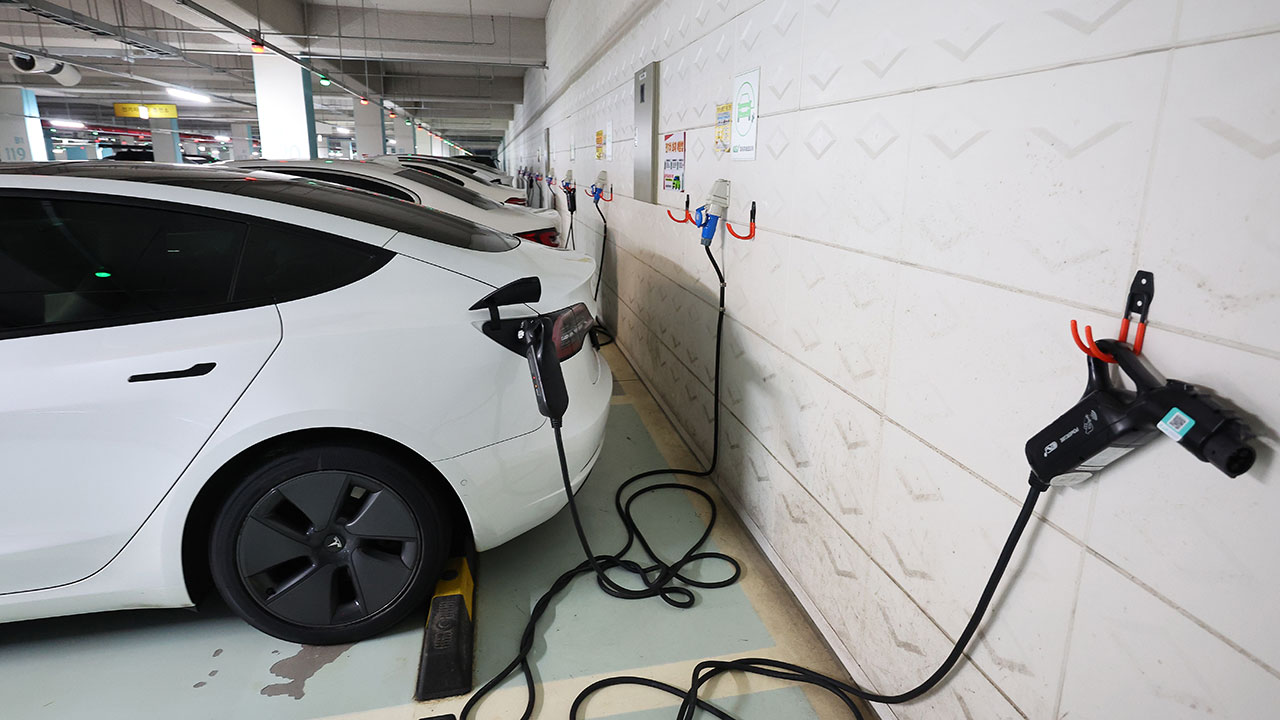 '전기차 화재 영향'‥중고 전기차 가격 '내림세' 하이브리드는 '오름세'