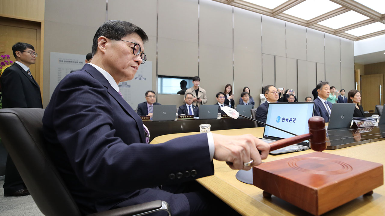 금통위원들 "물가안정·내수부진에 기준금리 낮출 때‥추가 인하는 신중"