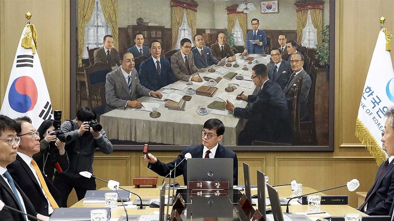 금통위원들 "내수 회복 더디고 성장률도 하향‥기준금리 낮춰야"