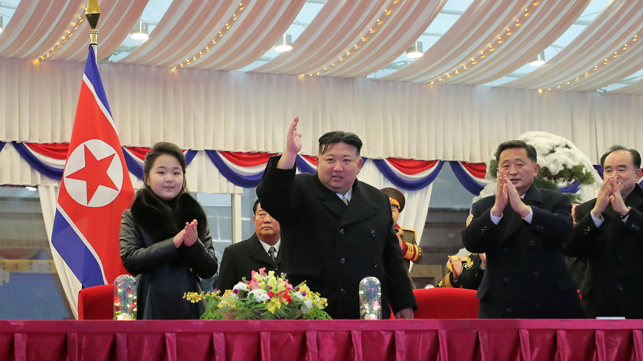 김정은 "군사적 대비태세 완벽히‥언제든 무력충돌 생길 수 있어"