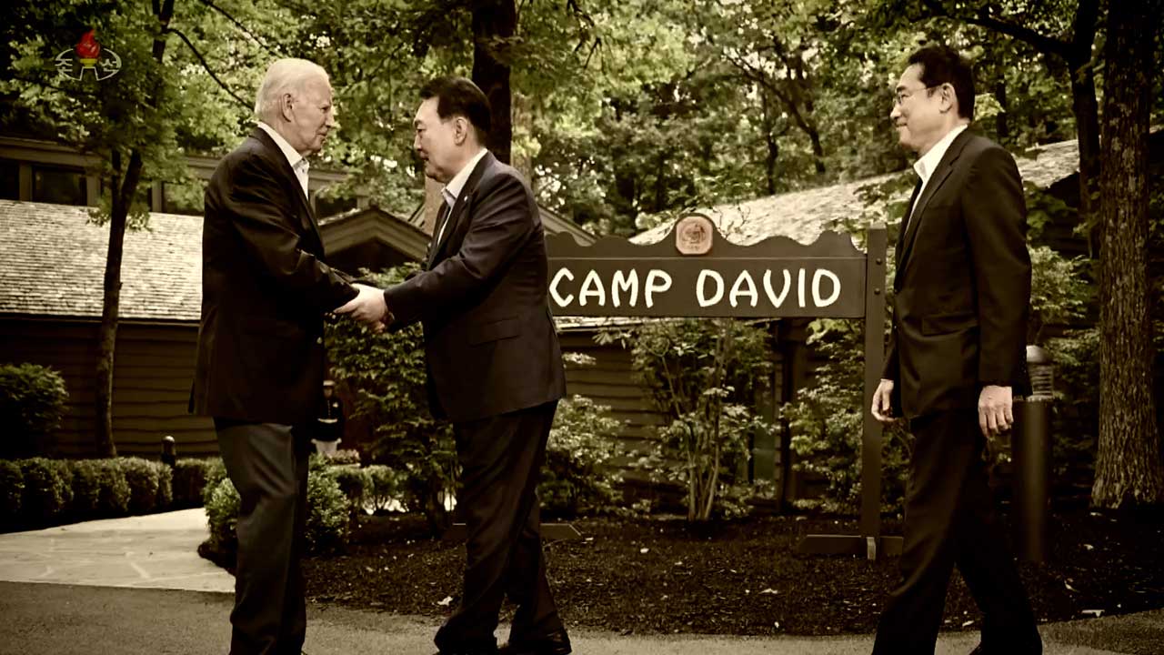 北, 김정은 연설 육성 보도하며 영상에 한미일 정상회의 사진