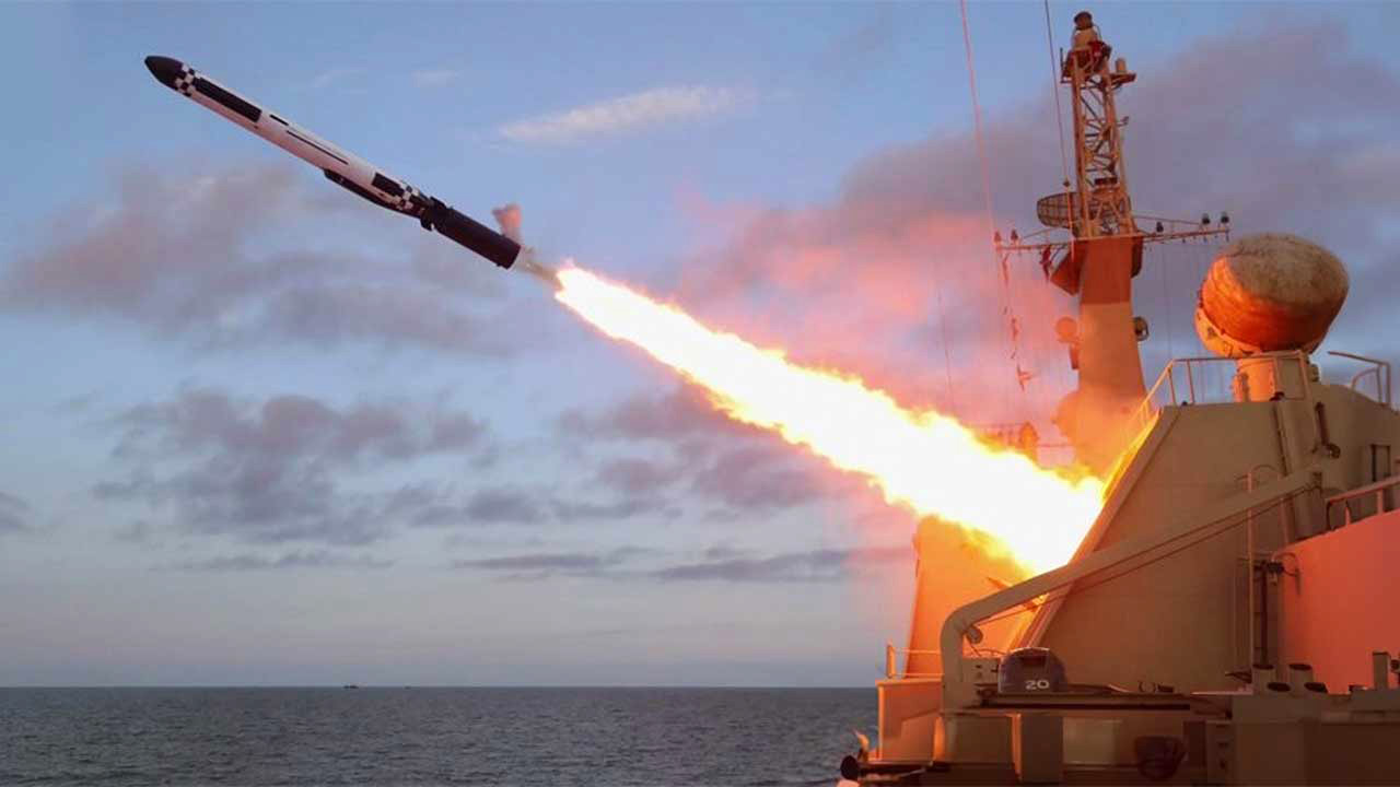 합참 "북한, 동해상으로 순항미사일 여러 발 발사"