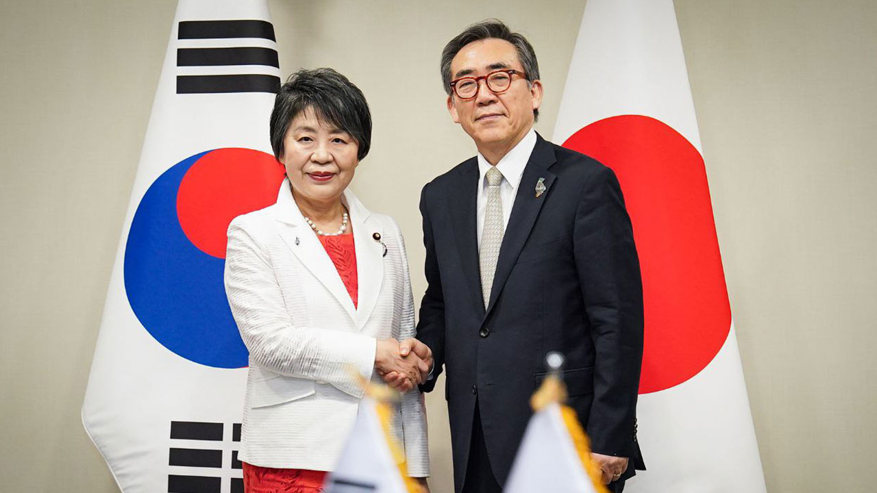 한일 외교장관, 첫 대면회담‥북핵엔 공조, 강제동원·독도는 '항의'