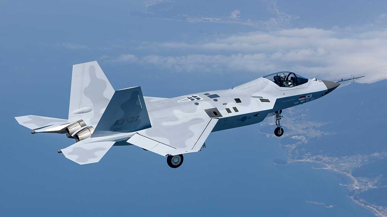 국산 초음속 전투기 KF-21, '공중급유 비행' 성공‥"작전반경 확대"