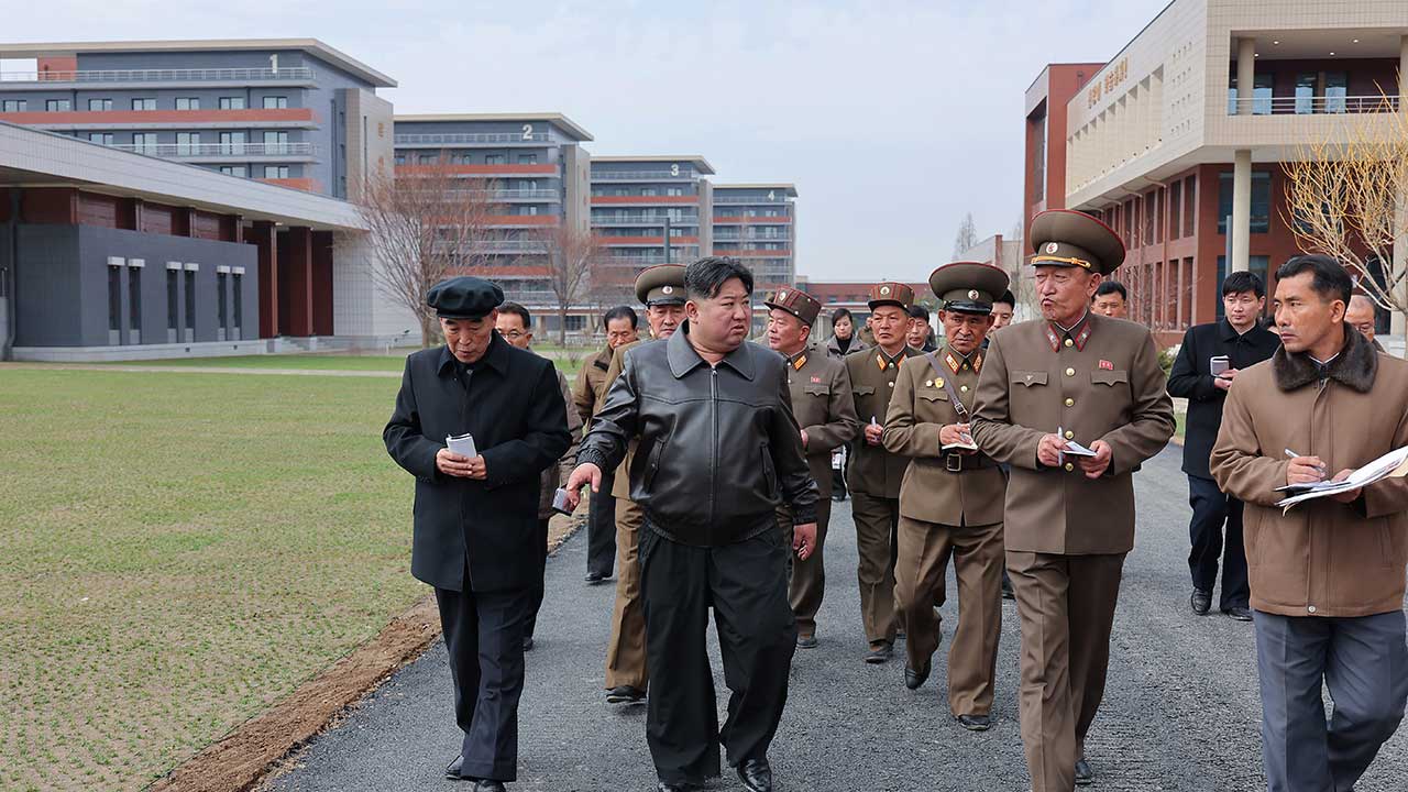 북한 당 중앙간부학교 5월 완공‥김정은 건설현장 현지지도