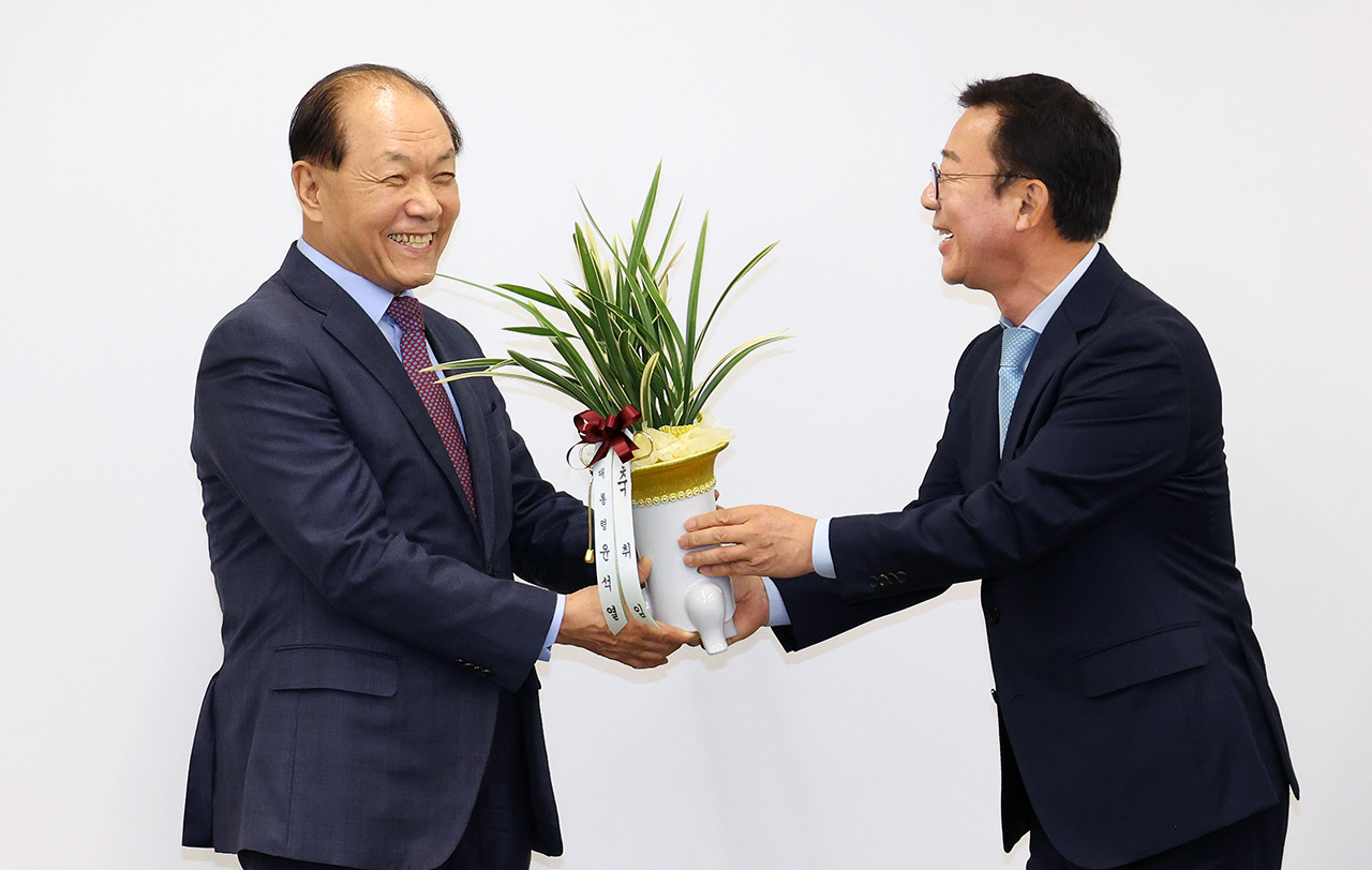 황우여, 홍철호 수석 만나 "민의 반영 문제없도록 힘 합치자"