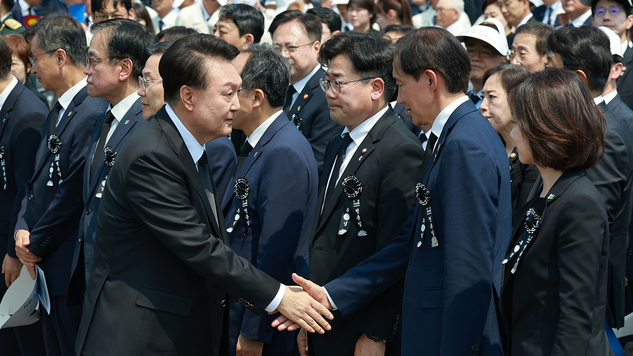 조국 "현충일 추념식서 윤 대통령 향해 '민심 받들라' 말해"