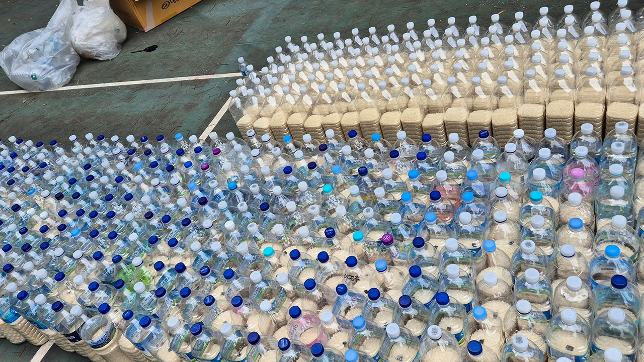 탈북민단체, 쌀 든 페트병 200개 어제 북한으로 방류