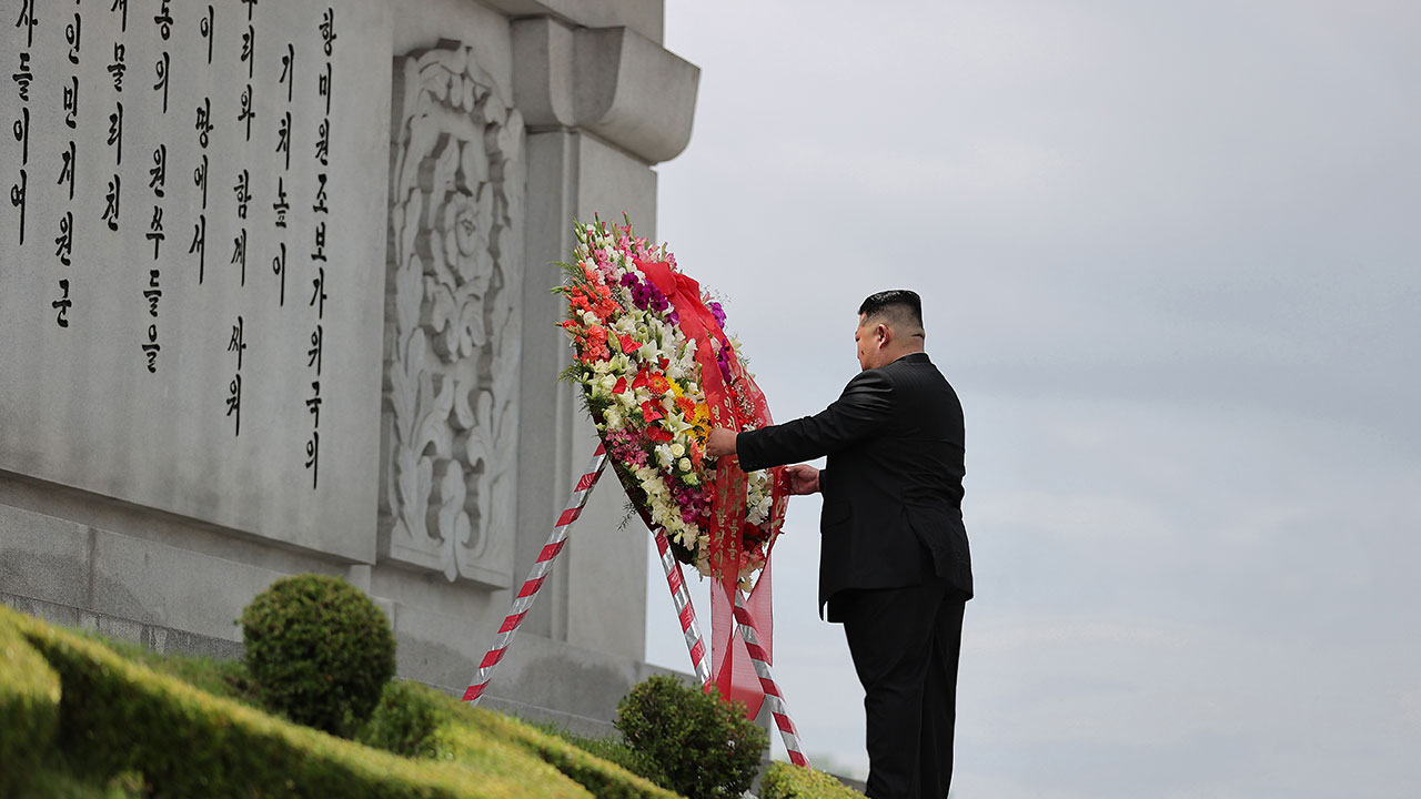 김정은, 북중 이상기류 속 우의탑 헌화‥"북중친선 굳건히 계승"
