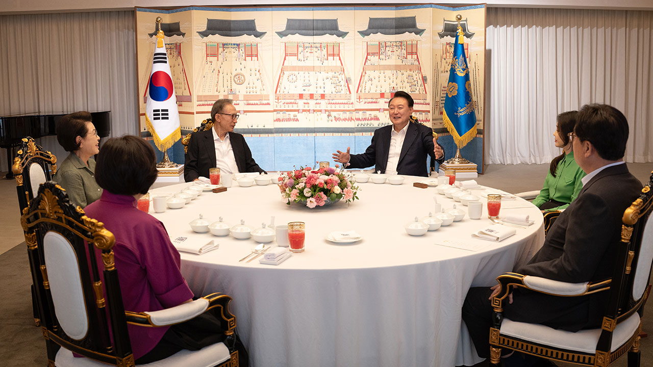 윤 대통령, 이명박 전 대통령과 부부 동반 첫 만찬‥"당정 하나 돼 대동단결해야"
