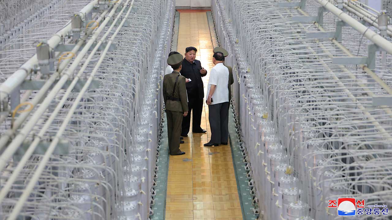 北 우라늄 농축시설 첫 공개‥김정은, 신형 방사포차 시험사격도 참관