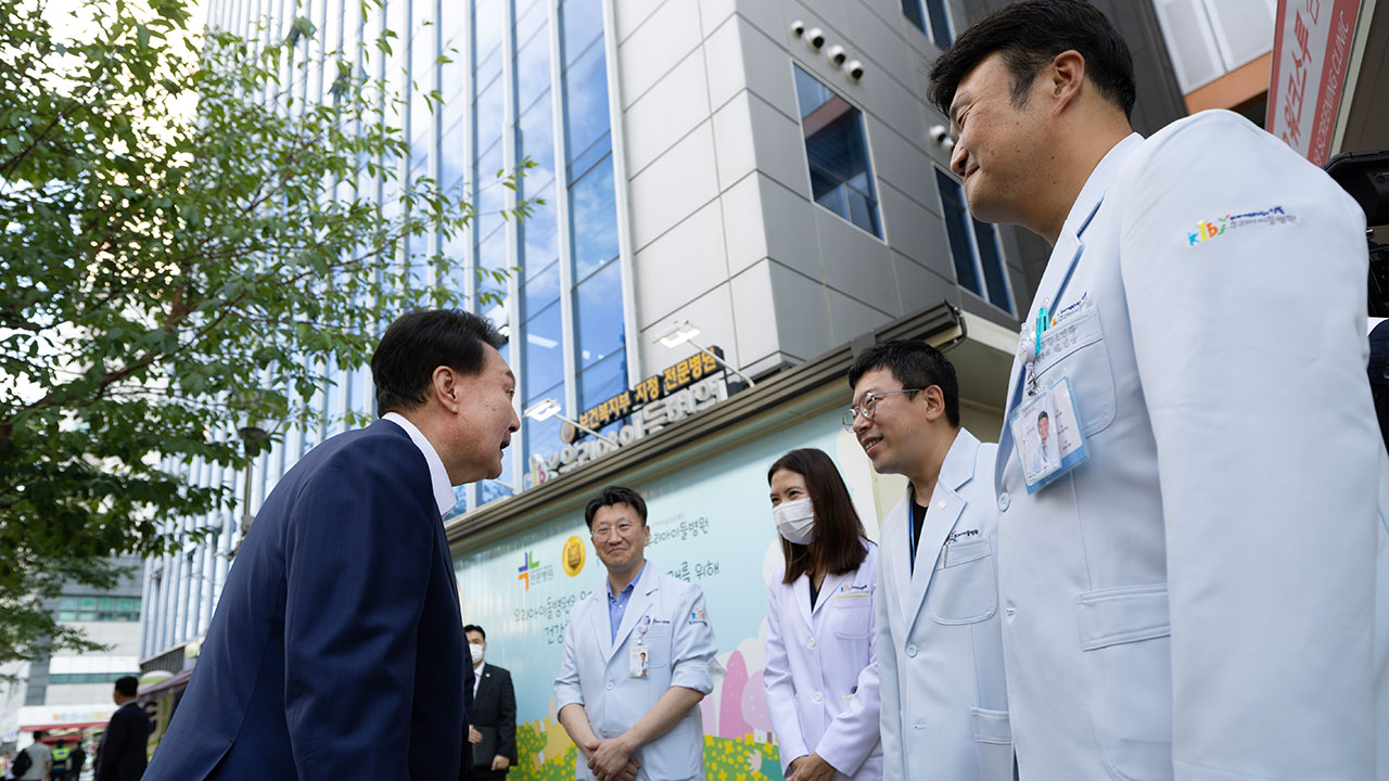 윤 대통령, 추석 마지막날 어린이병원 방문‥"소아과에 아낌없는 지원과 투자"