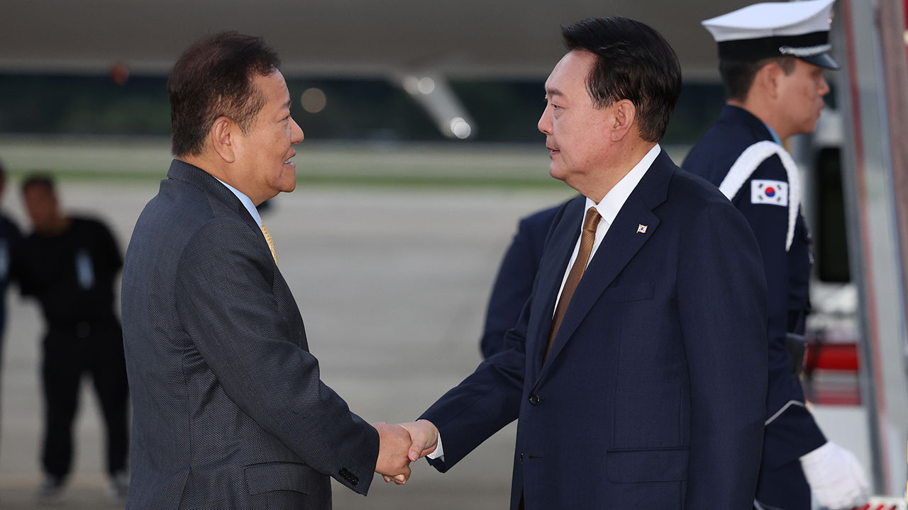 윤 대통령, 2박 4일 체코 순방 마치고 귀국‥마중나온 한동훈과 악수