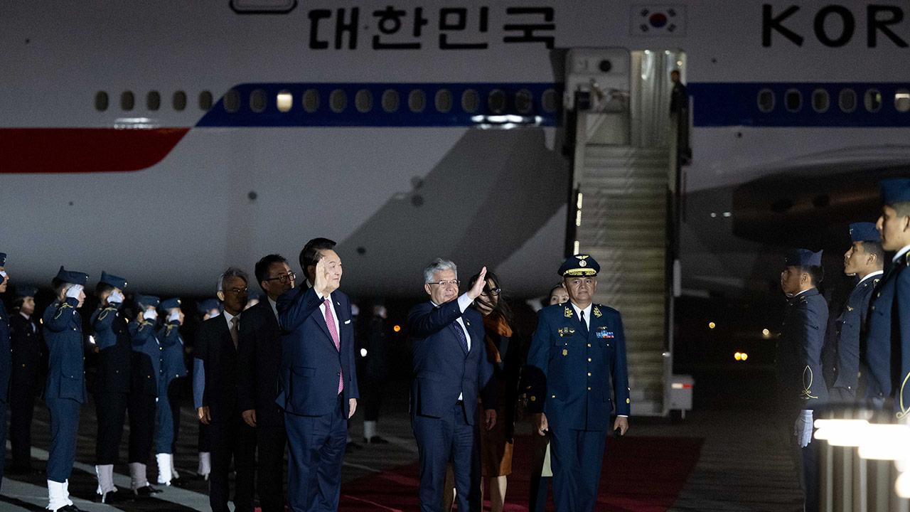 윤 대통령 'APEC 회의' 페루 도착‥한미일 정상회의 예정