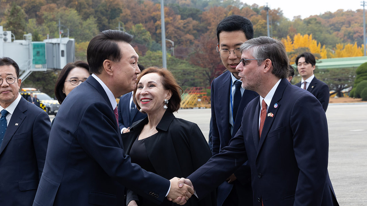 윤 대통령 'APEC 회의' 페루 도착‥한미일 정상회의 예정