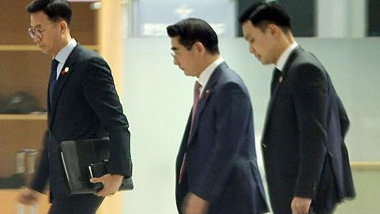 비상계엄 주도 김용현 검찰 특수본 심야 조사