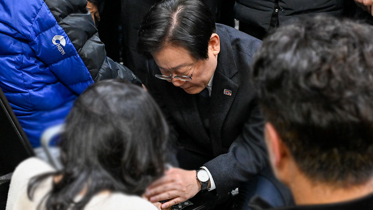 이재명, 무안공항서 유족 만나 "할 수 있는 최선 다하겠다"