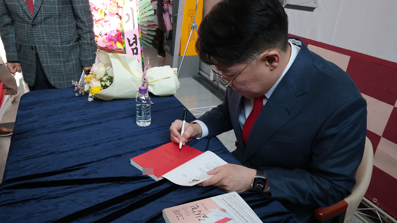 총선행 논란 현직검사 박대범 '반성'·김상민 '출판기념회 강행'