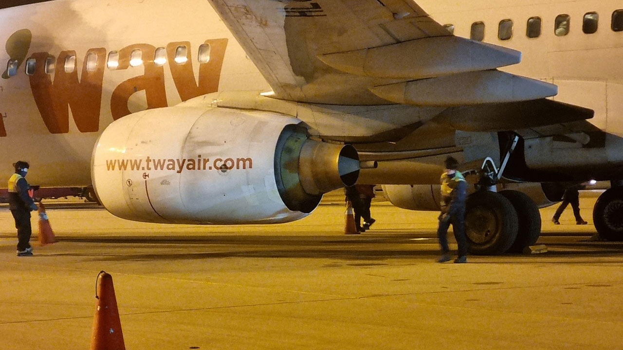 인천공항 착륙하던 여객기, 새 충돌로 엔진서 불꽃.."다친 사람 없어"