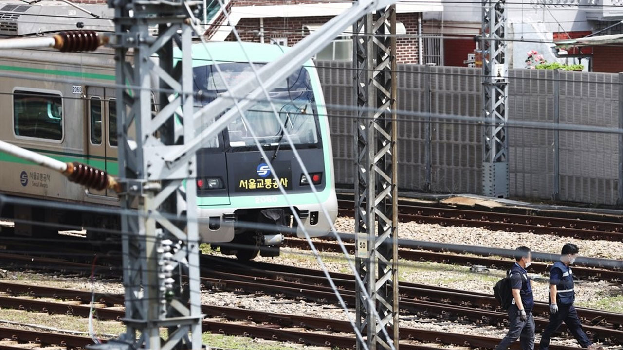서울 지하철 전동차에 낙서‥용의자 3명 추적