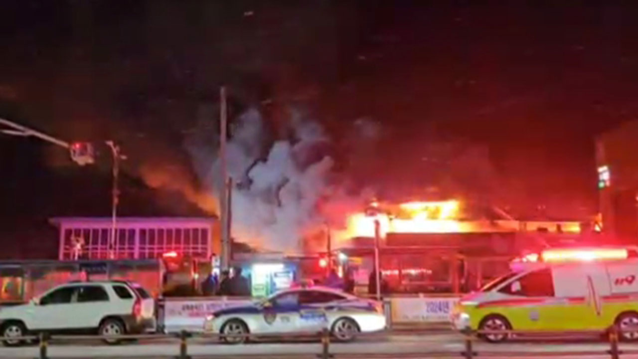 충남 서천시 서천특화시장 큰불‥'소방대응 2단계' 발령