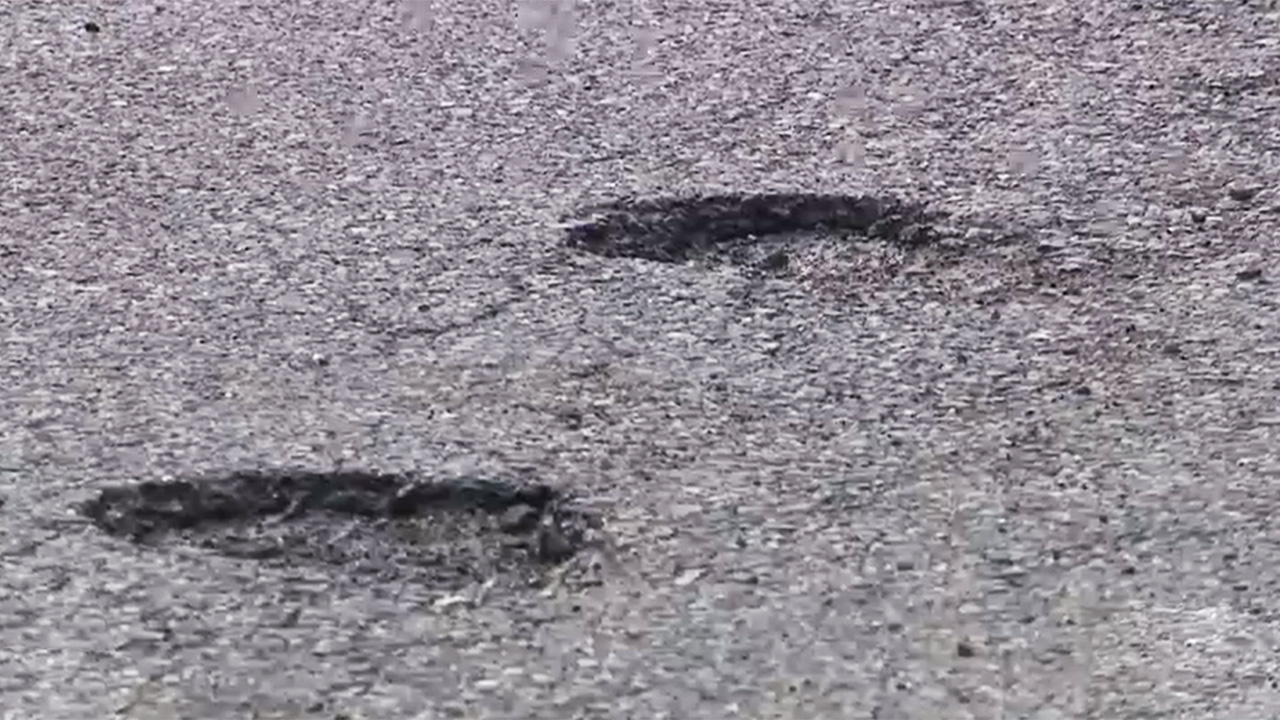 평택제천고속도로에 포트홀‥차량 18대 타이어 파손