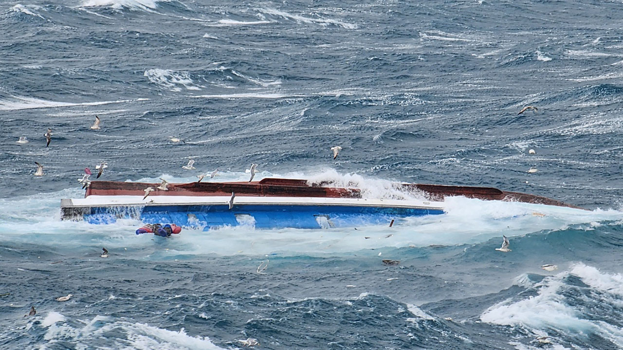 어선 전복 사고 실종 선원 1명 숨진 채 발견