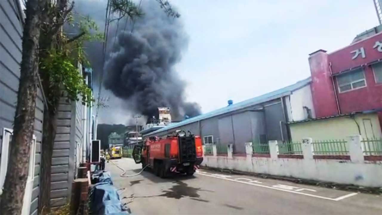 경기 안산 초지동서 스티로폼 공장 화재‥큰 불길 잡아