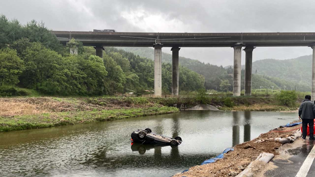 휴가 중인 경찰관이 하천에 빠진 차량 운전자 구조