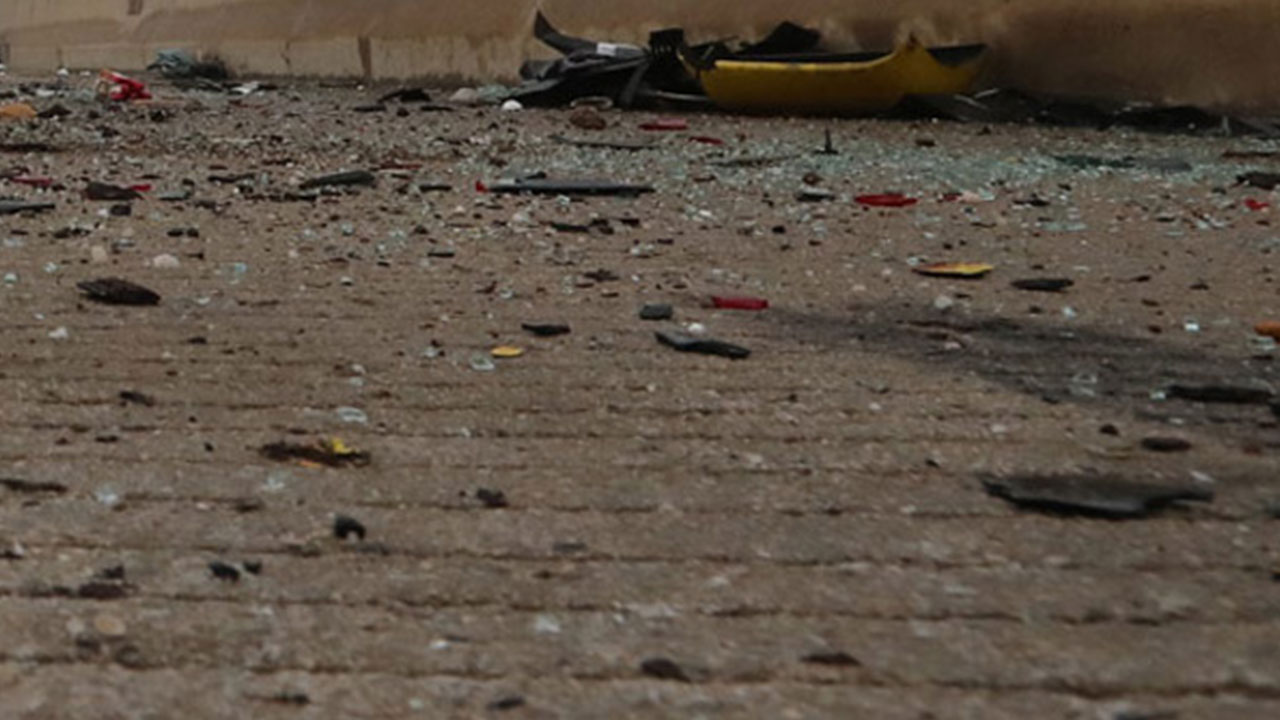 경기 성남서 상가 건물로 승용차 돌진‥60대 동승자 부상