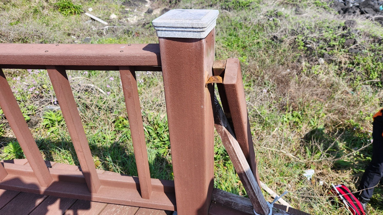 제주 해안도로서 나무 난간 파손돼 관광객 2명 부상