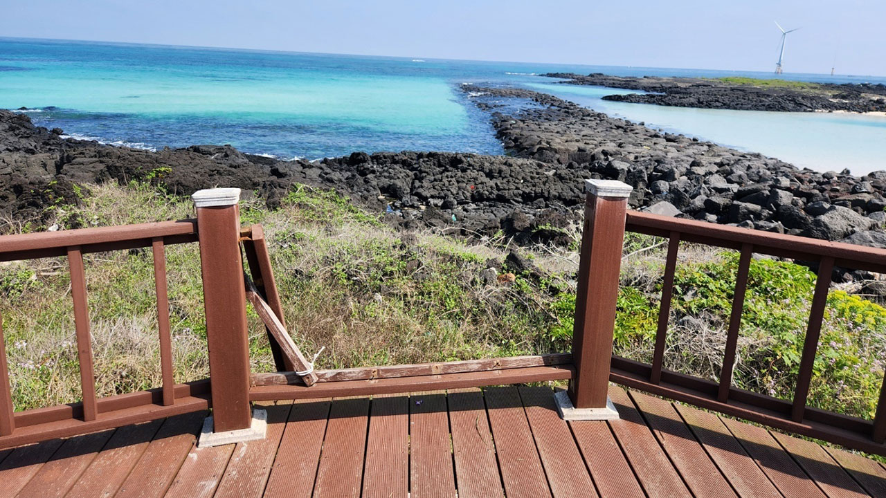 제주 해안도로서 나무 난간 파손돼 관광객 2명 부상