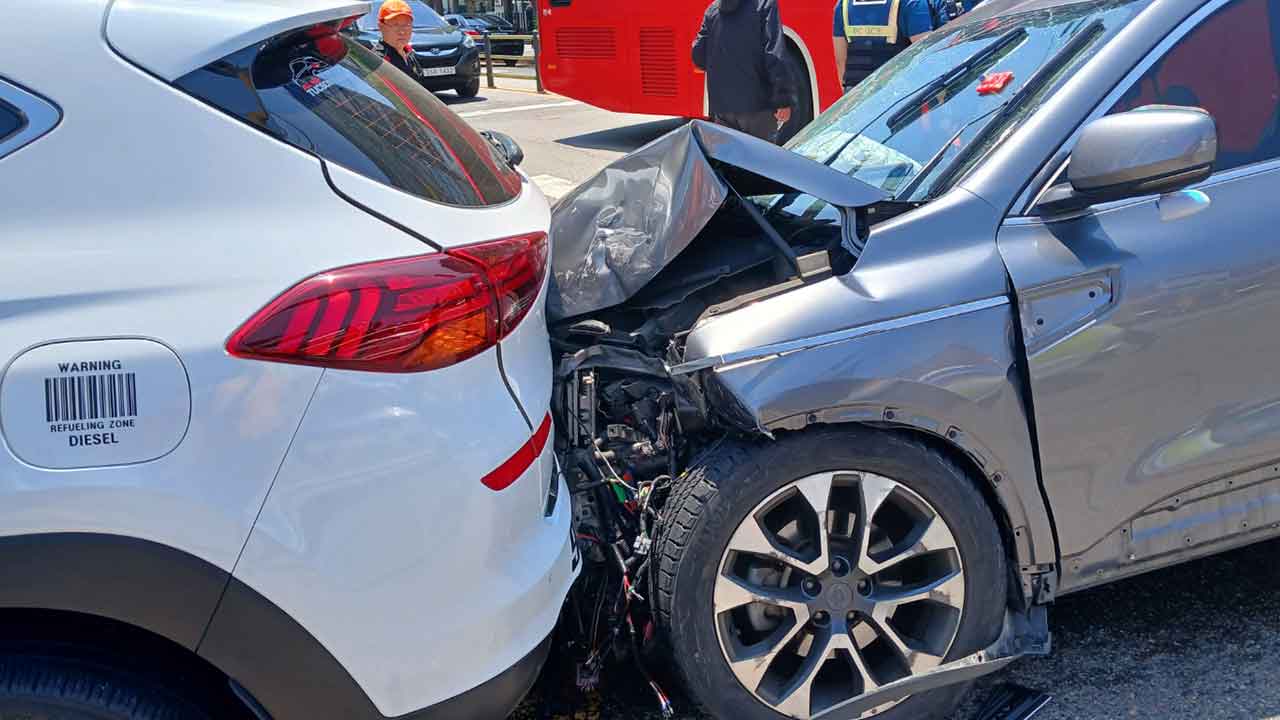 인천서 연쇄 교통사고‥차량 9대 파손·8명 경상