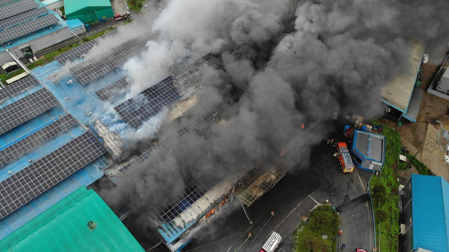오창 플라스틱 제품 제조 공장서 불, 소방 대응 2단계