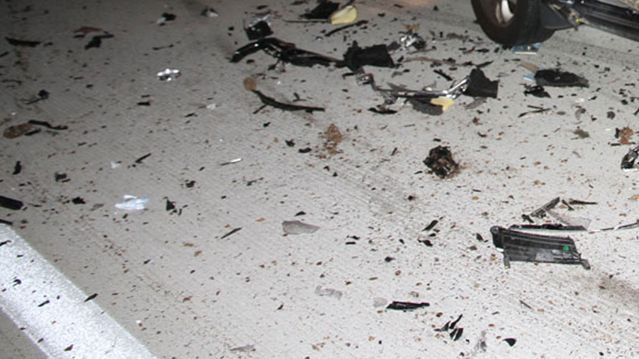 70대 몰던 승용차 주차된 차량 들이받고 전복‥차량이상 주장