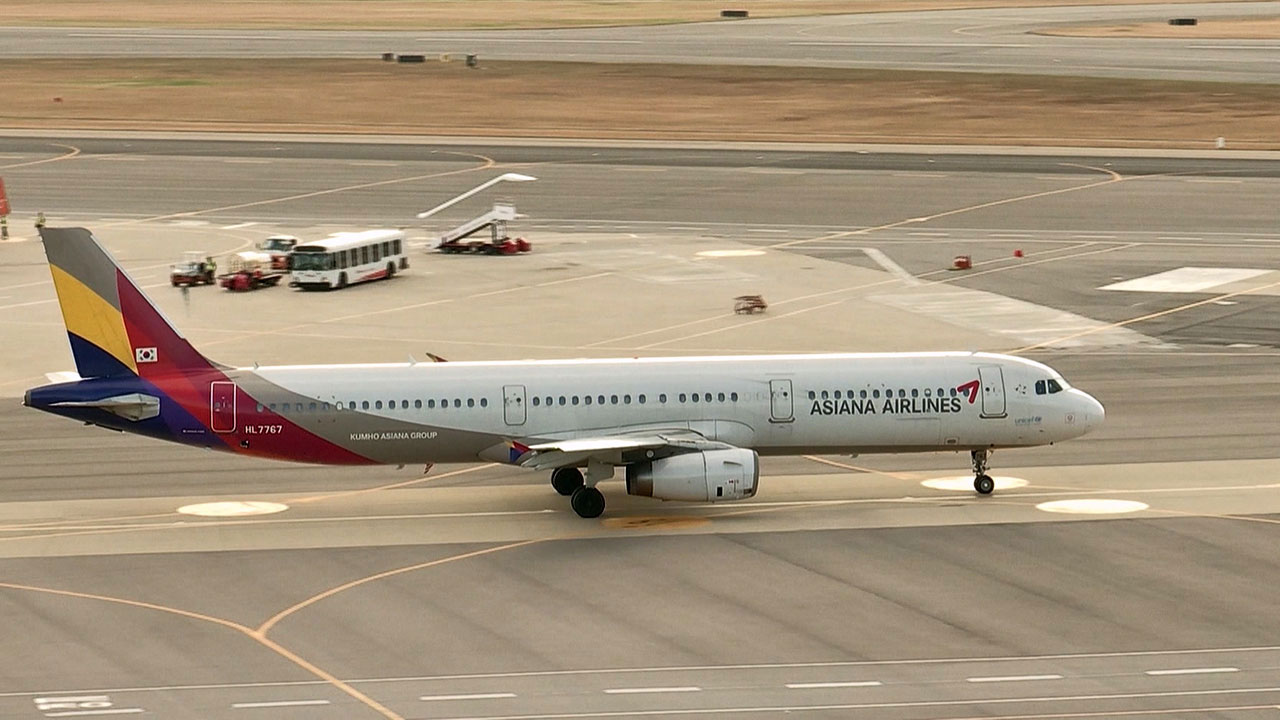 제주행 아시아나 항공기, '급변풍'으로 회항‥이륙 3시간 반 만에 도착