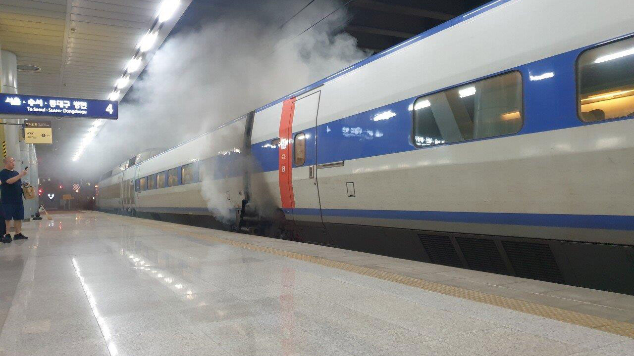 부산역 도착 KTX서 연기‥승객 180여 명 대피