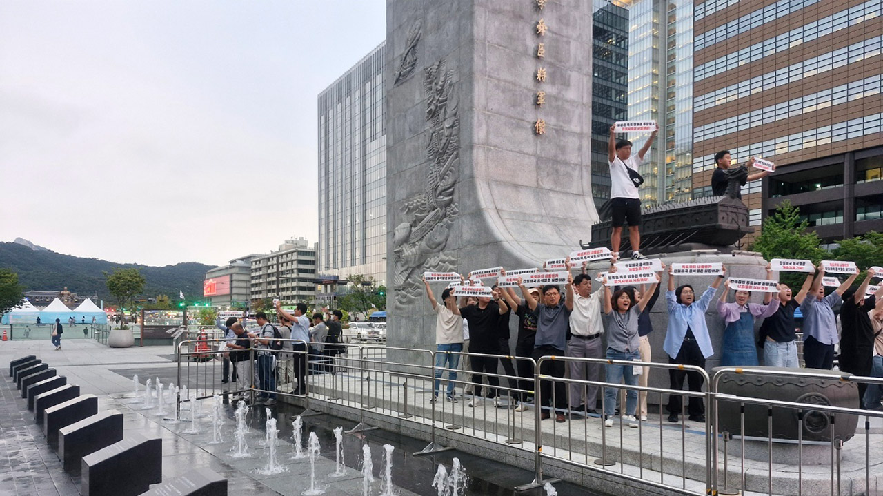 이순신동상 올라가 한일회담 반대 기습시위‥경찰, 2명 체포