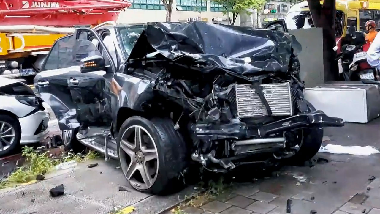 정체구간 돌진한 벤츠, 차량 7대 들이받고 멈춰‥3명 부상