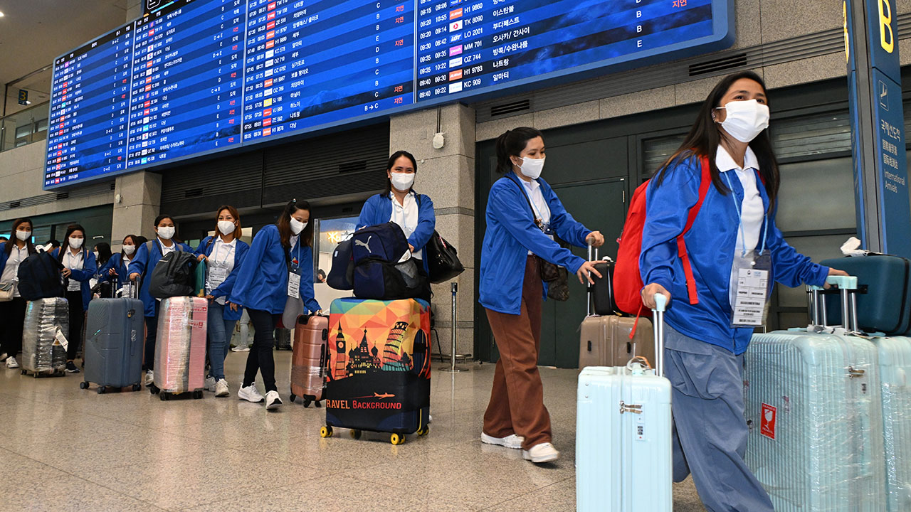 필리핀 가사노동자 '통금' 없애고 격주 임금지급 도입