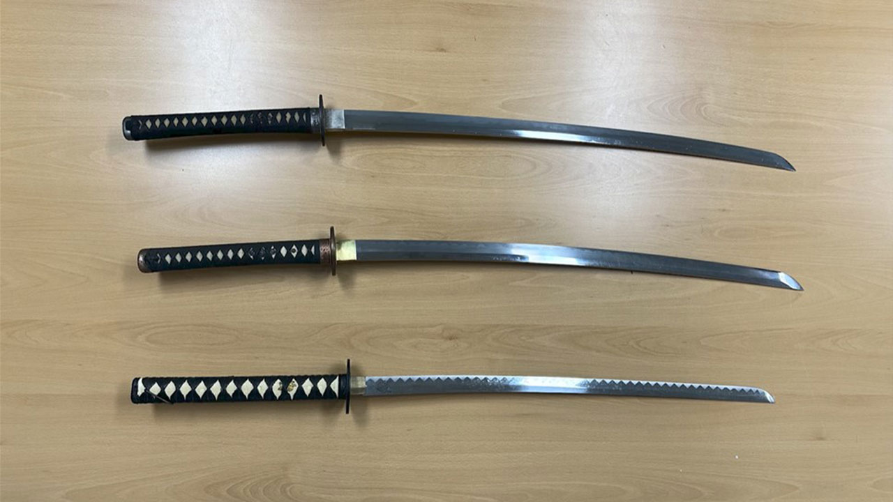 온라인서 불법 도검 사고 판 14명 검거