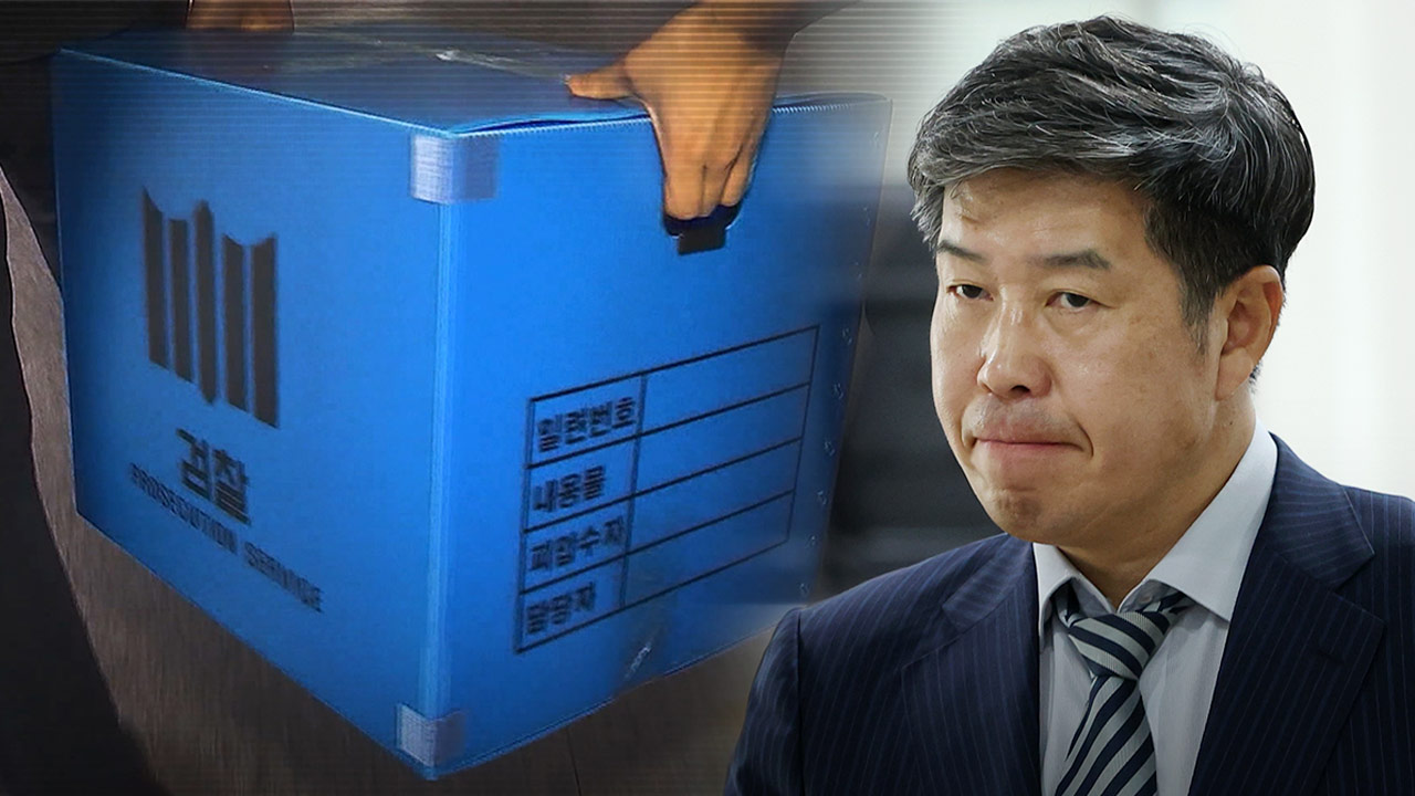 검찰, '문재인 전 사위 채용 특혜' 백원우 전 청와대 비서관 압수수색