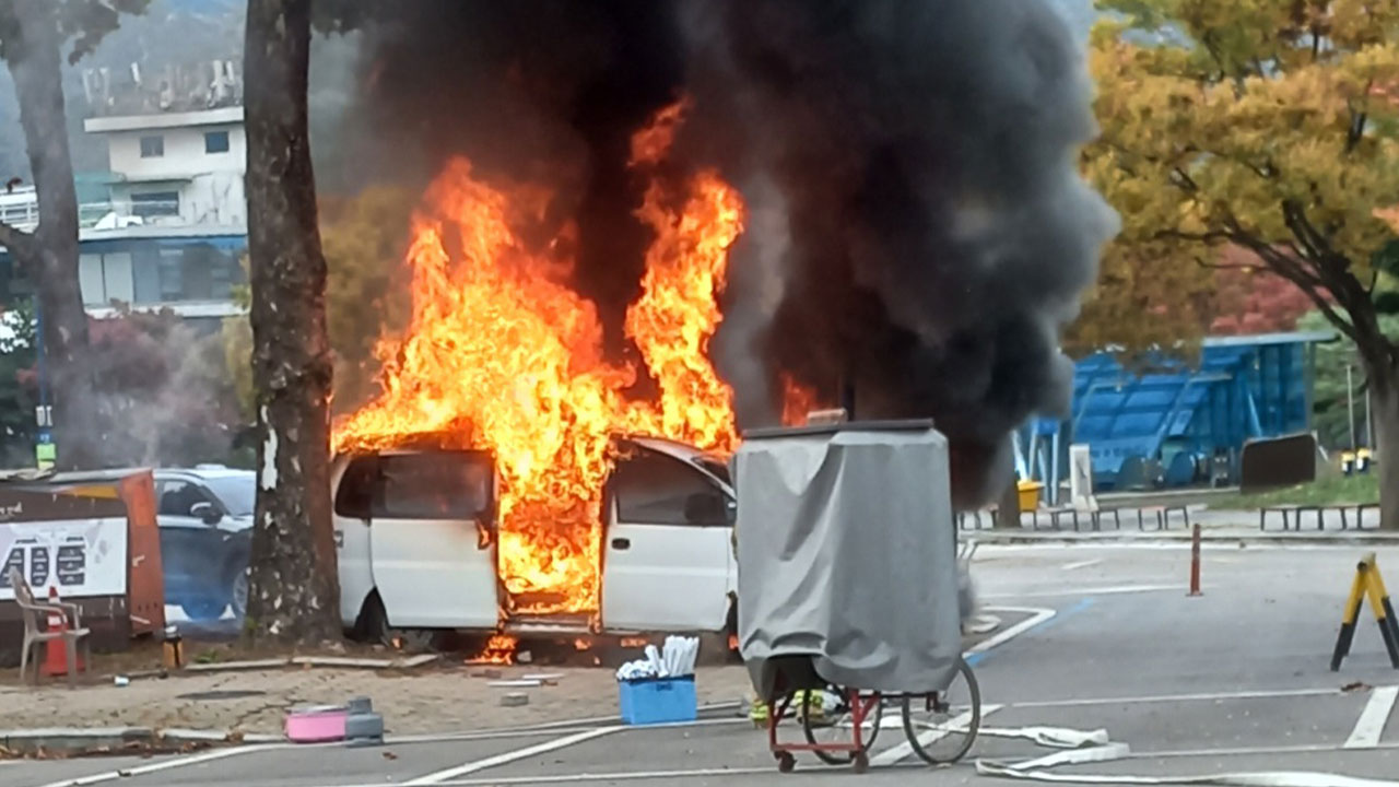 경기 과천 야외주차장서 승합차 화재2대 전소