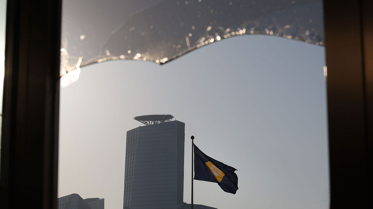 소화기로 국회의사당 출입구 유리문 부순 60대 남성 체포